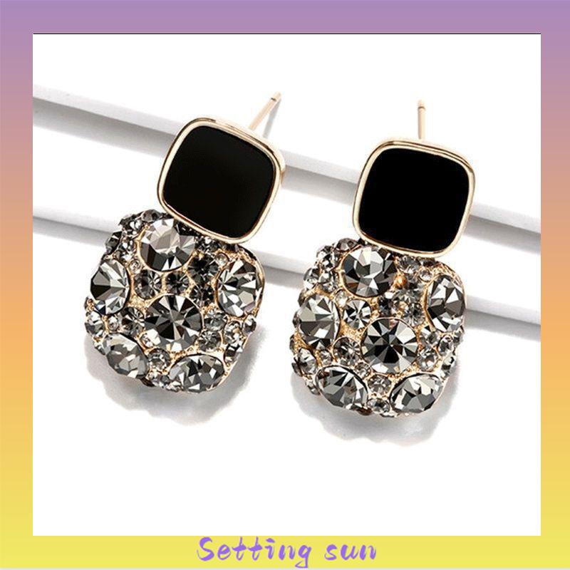 Anting Retro Mewah Siswa Perempuan Sederhana Temperamen Fashion Anting Murah Hati TN