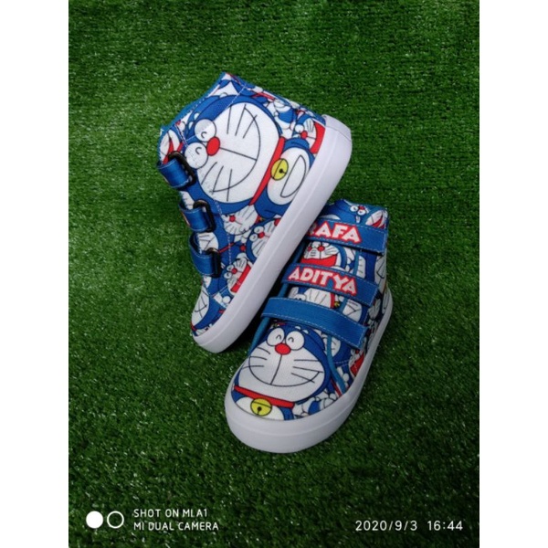 sepatu anak karakter doraemon