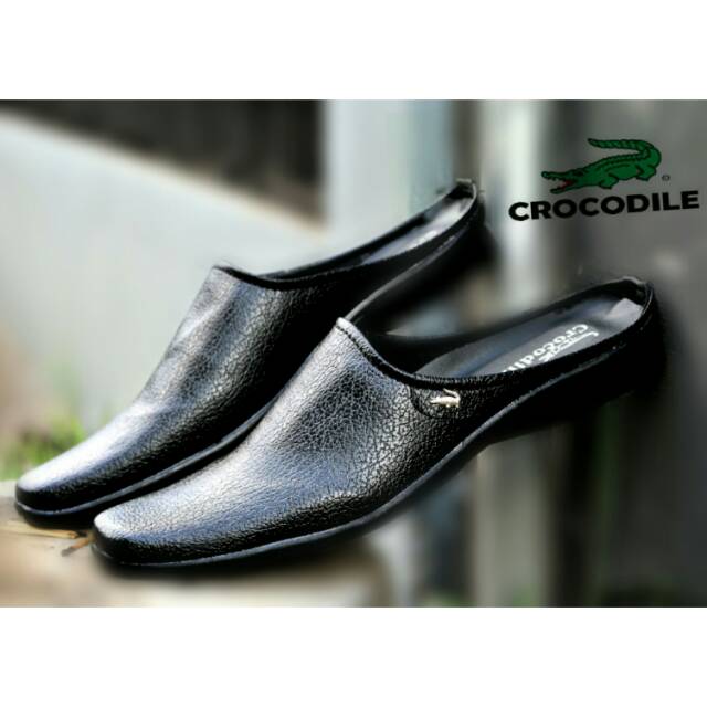 BEST SELLER / SENDAL SEPATU BUSTONG CROCODILE HITAM