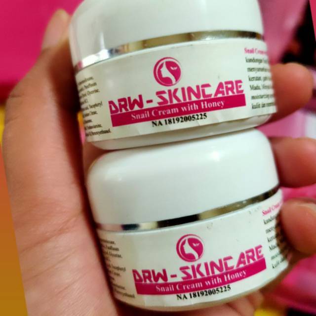 Snail cream with honey