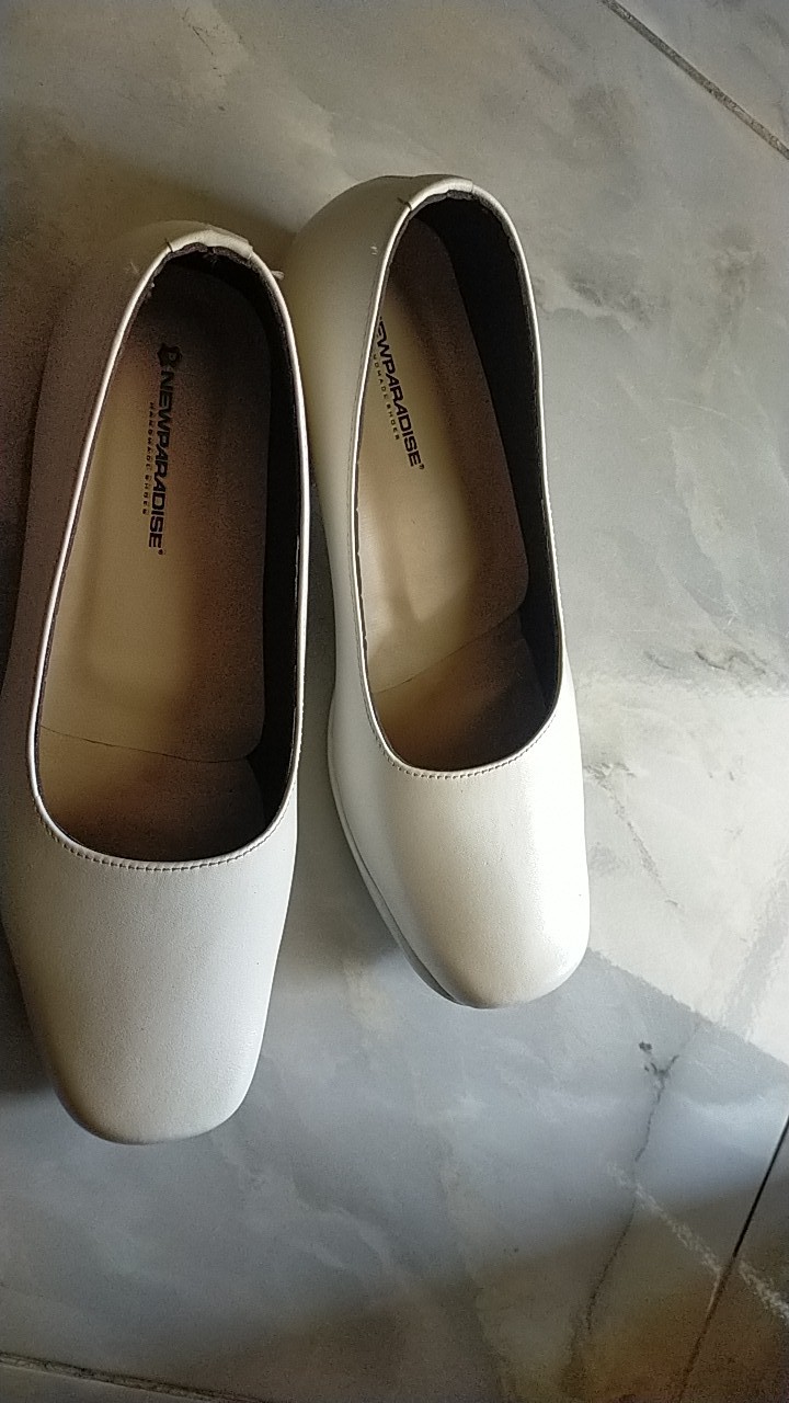 Sale ! Sepatu Perawat Sekolah Kantor Pantofel Wanita / Sepatu Formal Kerja Wanita Kulit Asli - Putih