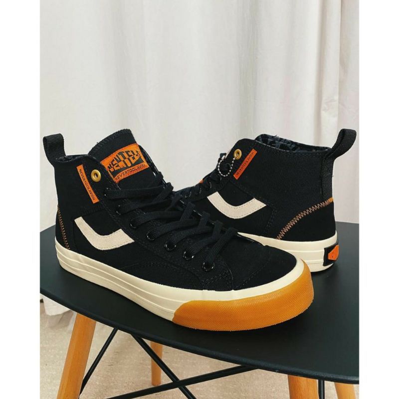 Ventela Noir Yang Ayam Sang Sekerta Lohita