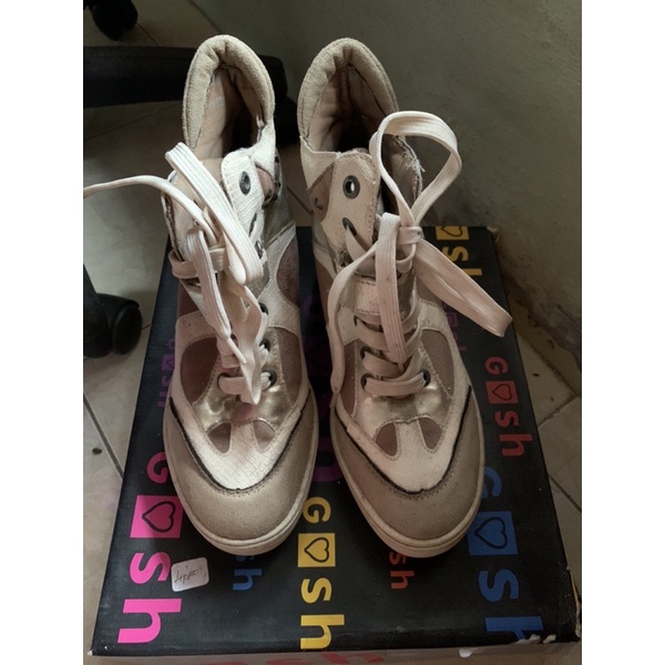 PRELOVED SEPATU GOSH