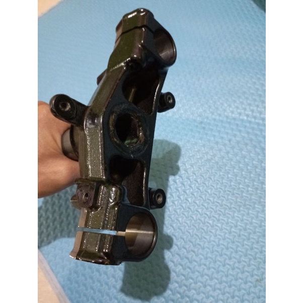 SEGITIGA SHOCKBREAKER DEPAN VARIO 125-150 2013-2017 ORIGINAL