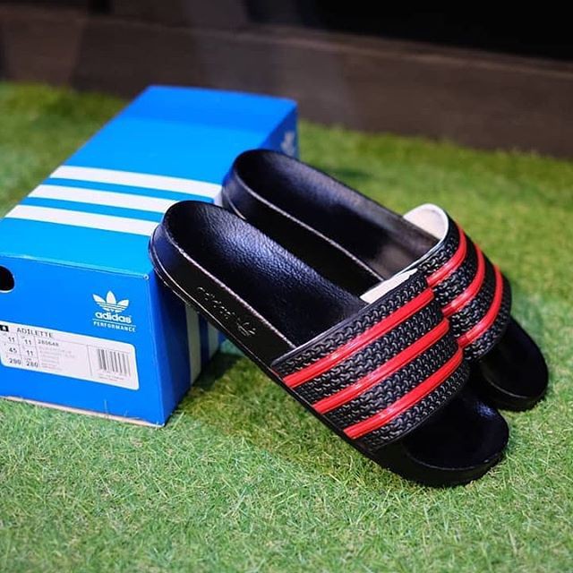  Sandal  Pria  Cowok  Adidas Adilette Sandals  Black Red 