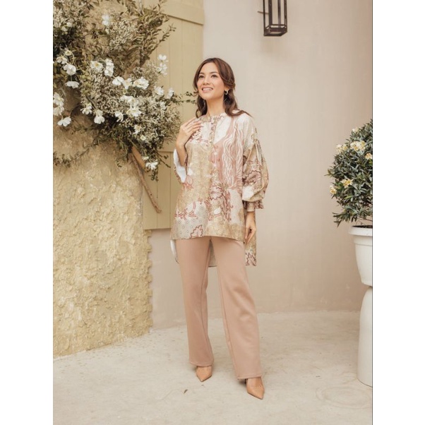 Wearing Klamby Kala Blouse Ginger M-L