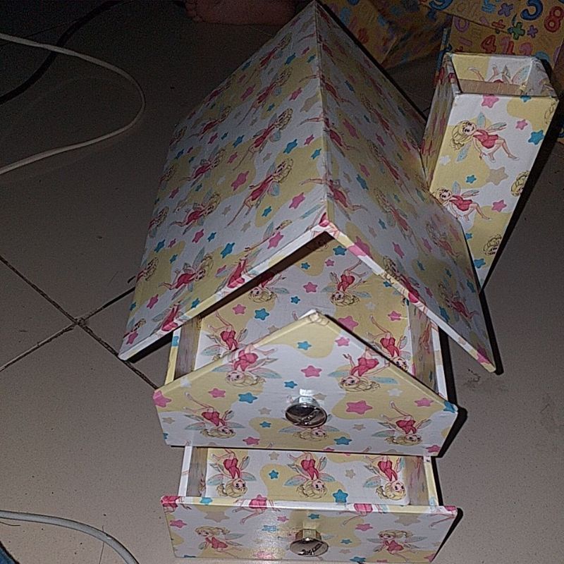 

Tempat Alat Tulis Kantor