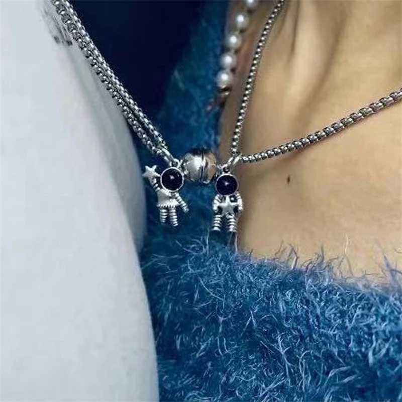 2pcs / Set Kalung Rantai Dengan Liontin Spaceman Magnetik Kreatif Untuk Wanita