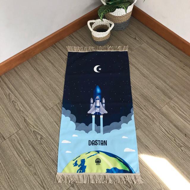 Sajadah Anak Premium Grade Gratis Custom Nama,  Anti slip, bisa Lapis Busa (Tebal dan empuk), Full Printed motif Lucu-Rocket