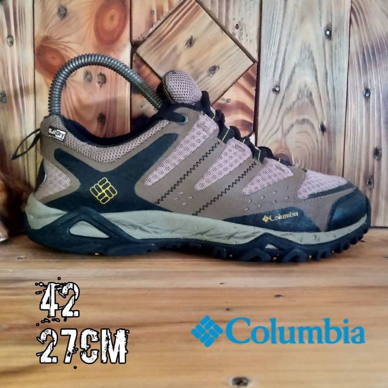 sepatu tracking low columbia