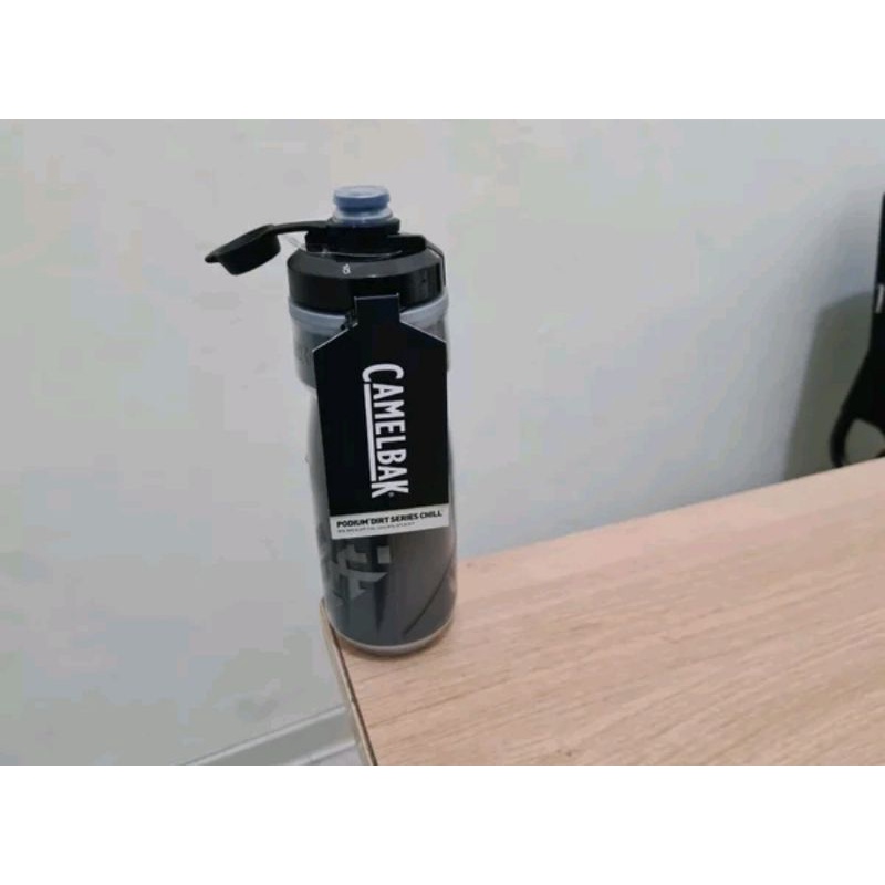 Bottle Camelbak Podium chill dirt MDL 620ML . warna hitam black botol minum sepeda bidon cage air