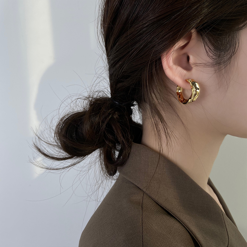 Anting-anting Berbentuk C Setengah Lingkaran Logam glossy vintage Sederhana Aksesoris Telinga Korea Wanita