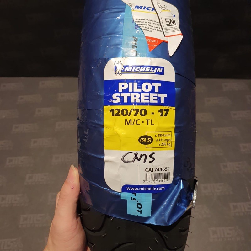Ban luar Michelin 120/70 -17 Pilot Street