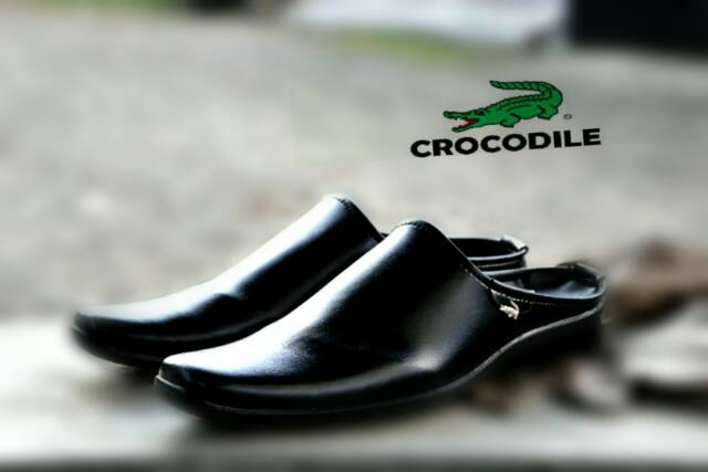 BEST SELLER / SENDAL SEPATU BUSTONG CROCODILE HITAM