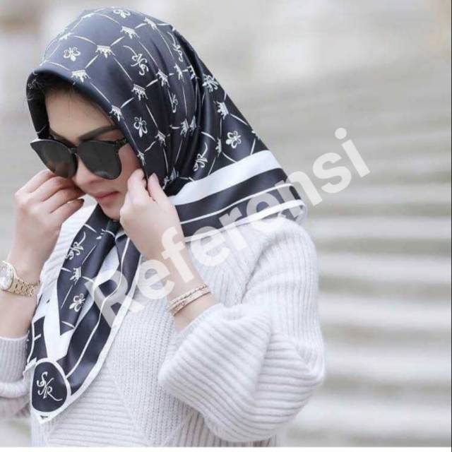 HIJAB SEGI EMPAT DEENAY KW MOTIF SYAHRINI BLACK