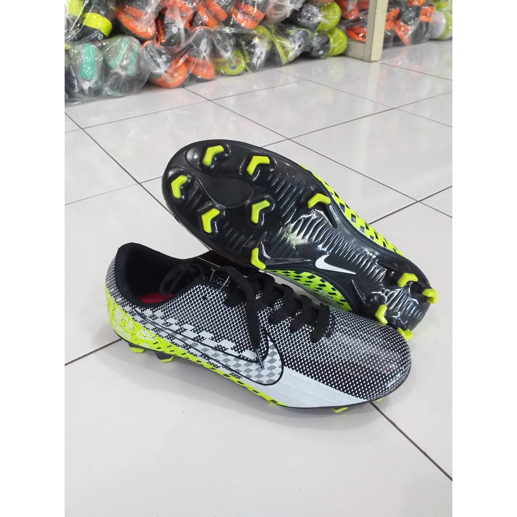  Sepatu  Bola  Lokal Nike  Shopee Indonesia