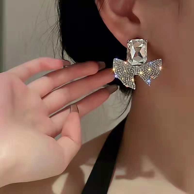 Anting Tusuk Gantung temperament Desain Pita Hias Kristalberlian Untuk Wanita