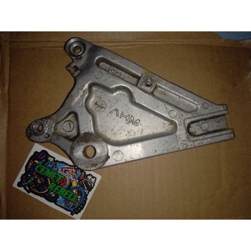 breket pangkon dudukan kaliper belakang supra x 125 original