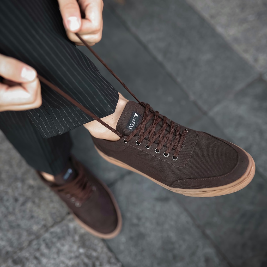 CLEV BROWN GUM ORIGINAL x REYL MAN Sepatu Sneakers Coklat Pria Kets Tali Casual Jalan Santai Hangout Main Kondangan Sekolah Kuliah Sporty Distro Fashion Simple Sport Shoes Premium Canvas Skate Footwear Big Size Jumbo Ukuran Besar 44 Keren Terbaru Branded