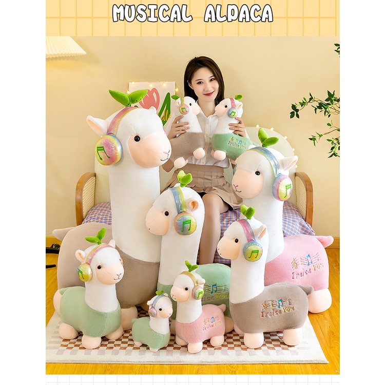 Boneka alpaca dengar musik