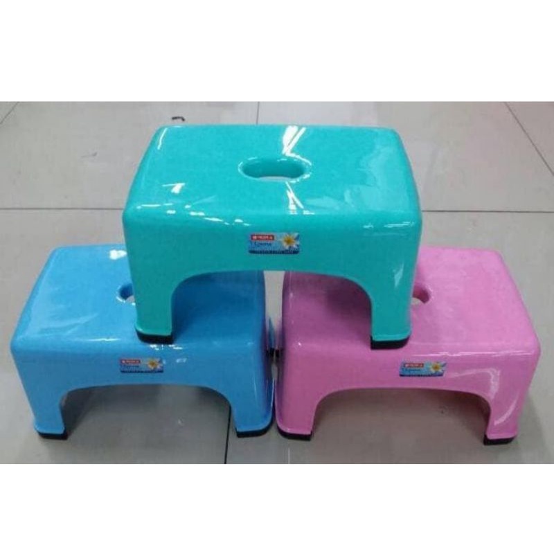 Jengkok Plastik/Kursi pendek Lion star Segi