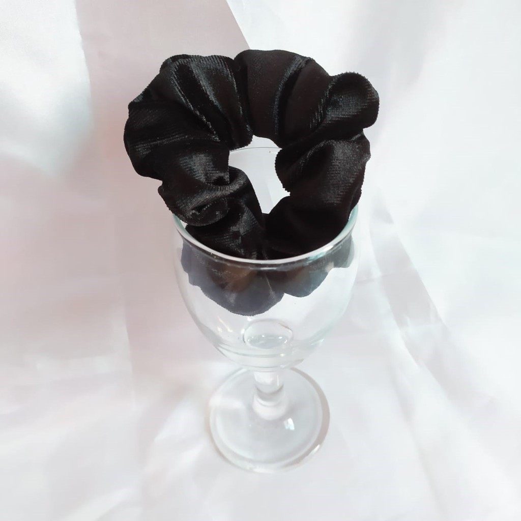 Scrunchie / ikat rambut cepol wanita bludru velvet- Crucio (black bludru)