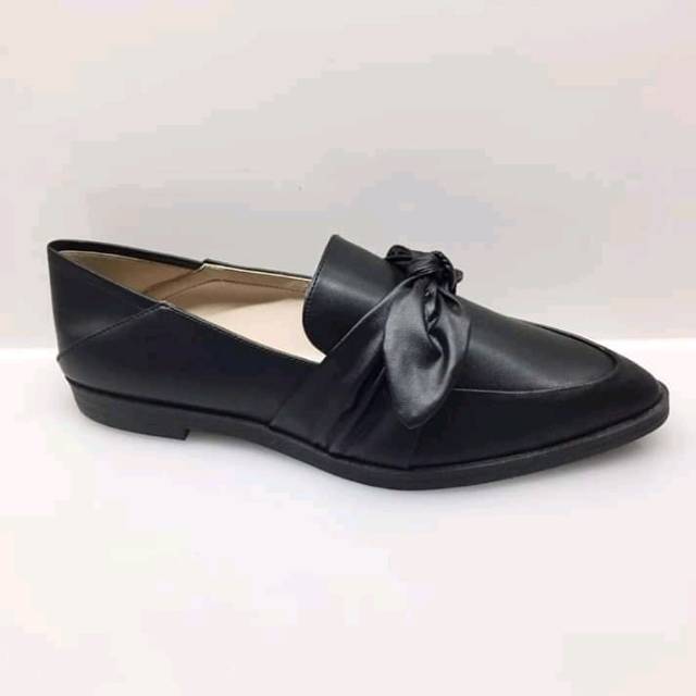Sepatu Charles and Keith