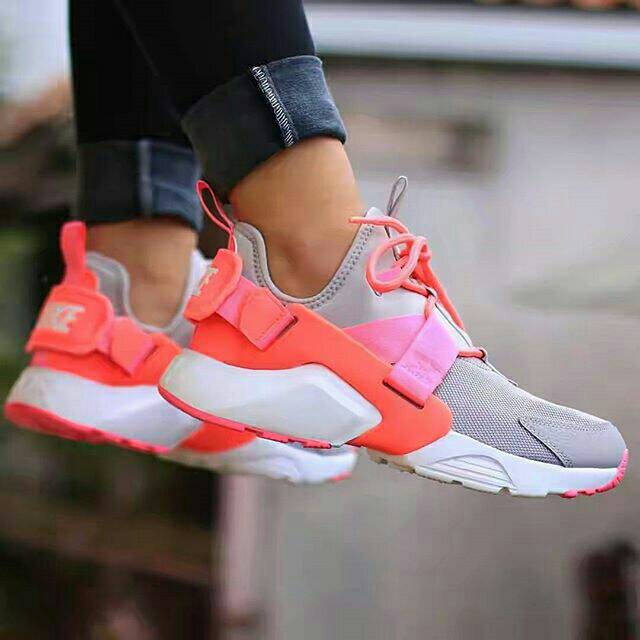 NIKE AIR HUARACHE CITY 2018 ATMOSPHERE GREY/HOT PUNCH