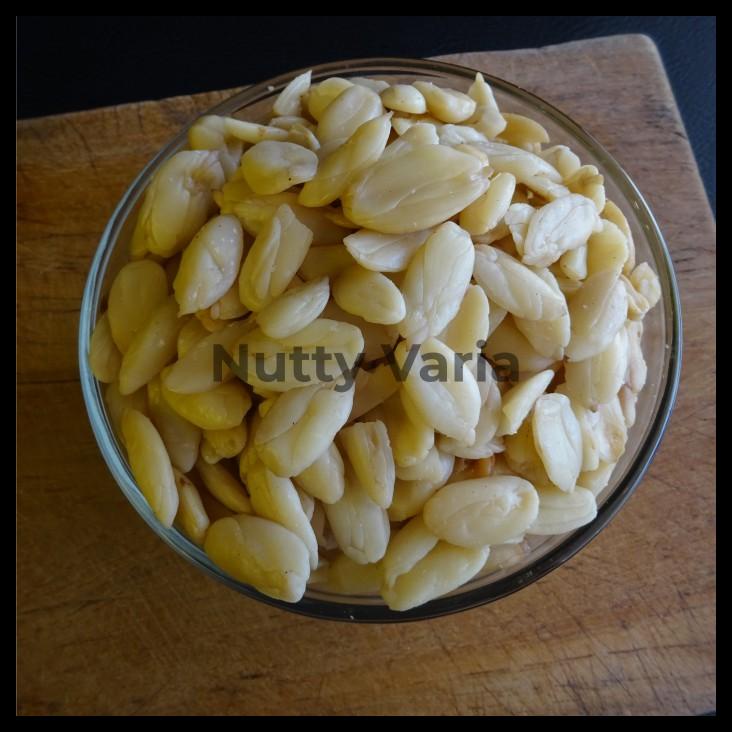 

DISKON TERBATAS !!! KACANG KENARI / KACANG PILI KUPAS UTUH MENTAH (1KG) TERLARIS