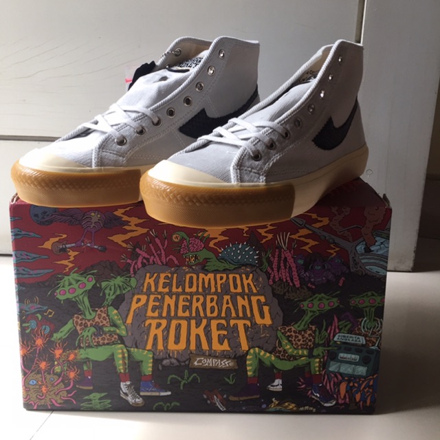 sepatu compass x kelompok penerbang roket