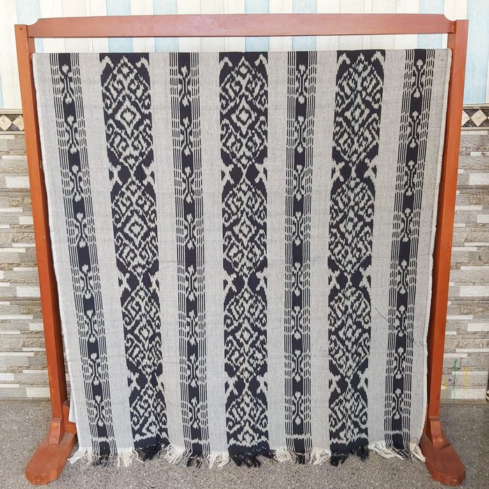 kain batik tenun blanket jepara motif salur abu abu