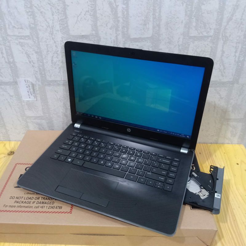 Laptop HP 14 - bw017AU Amd A9-9420 Gen 7 Ram 4GB HDD 500GB Amd Radeon R5 Graphic Windows 10 Layar 14 inch