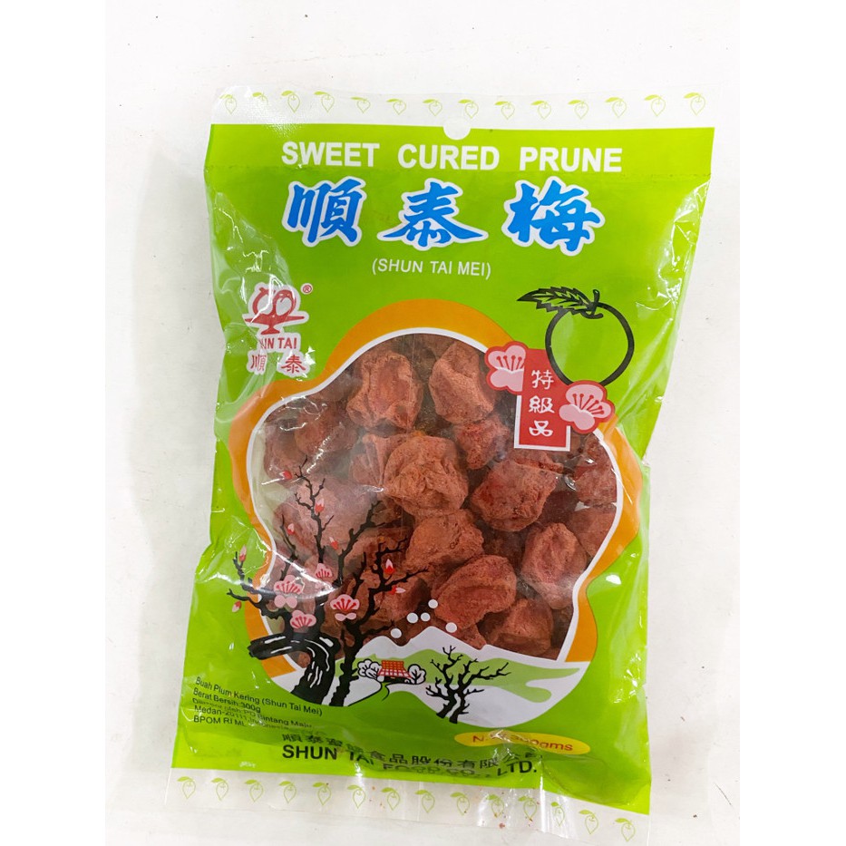 

SHUN TAI MEI Sweet Cured Prune / Manisan Kiamboi Merah Semboi 3 Ons
