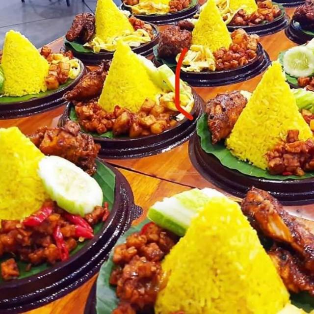 

Tumpeng mini /nasi kuning