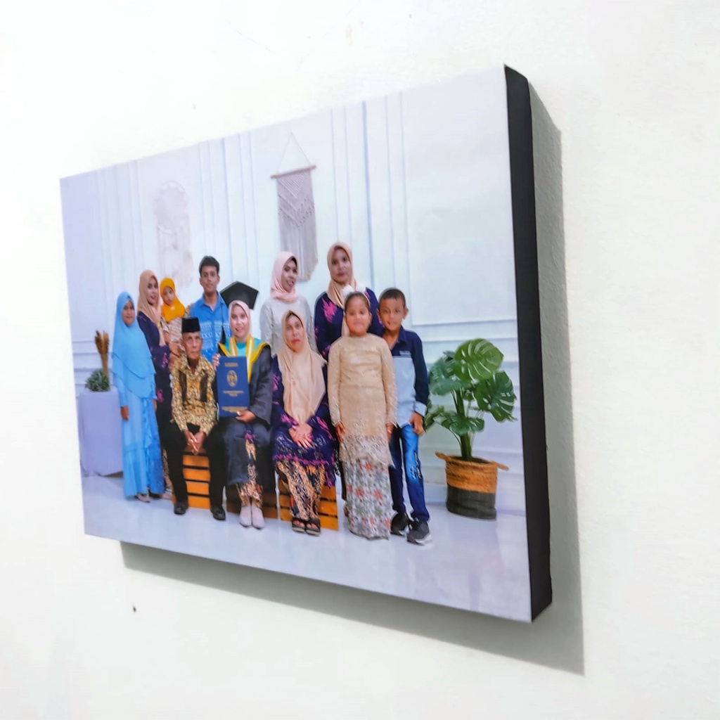 (COD) CETAK FOTO CUSTOM JUMBO 60X40 CM / 20R PLUS FRAME PIGURA KAYU RASFUR JATI BELANDA KETEBALAN 3 CM SUDAH LAMINASY DOFF MATE, TAHAN AIR DAN AWET TIDAK MUDAH PUDAR, HASIL CETAK TAJAM DAN DETAIL, COCOK UNTUK STAND DI PELAMINAN DAN FOTO KELUARGA