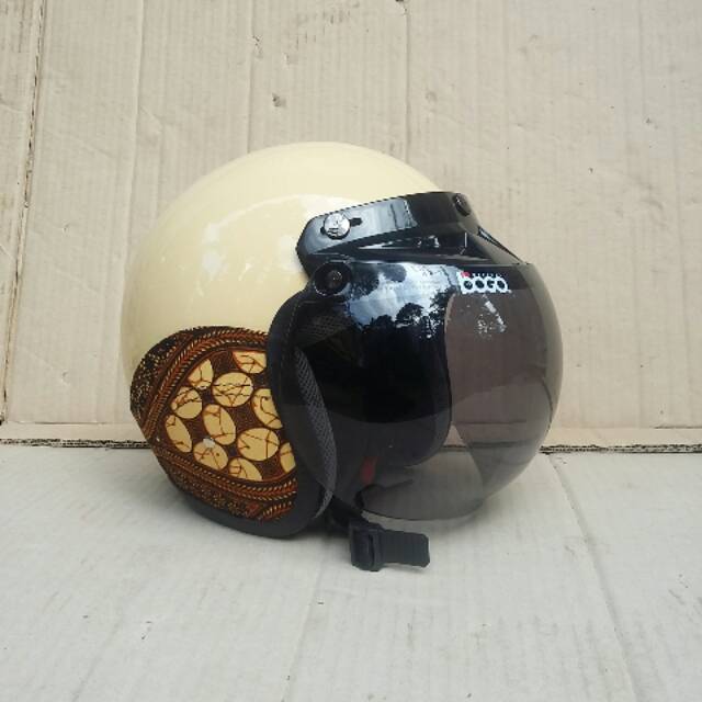 Helm Batik Cream