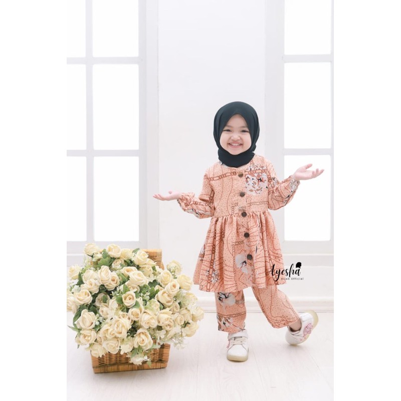 Hilmira Oneset (tanpa hijab) / Oneset Anak Perempuan