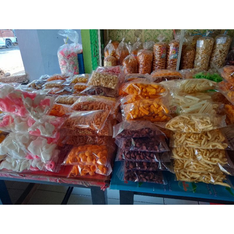 

cemilan serba 5000 cocok untuk santuy. yang manis/asin/pedas