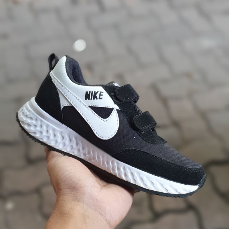 Sepatu sneakers anak nk.zoom  hitam putih perekat