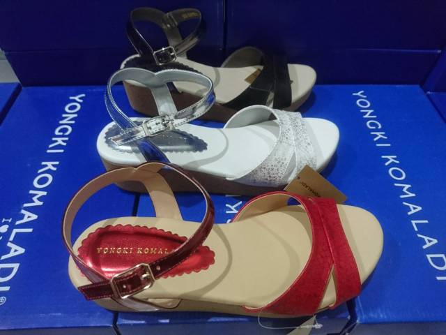 Sandal Yongki Komaladi size 39 MERAH