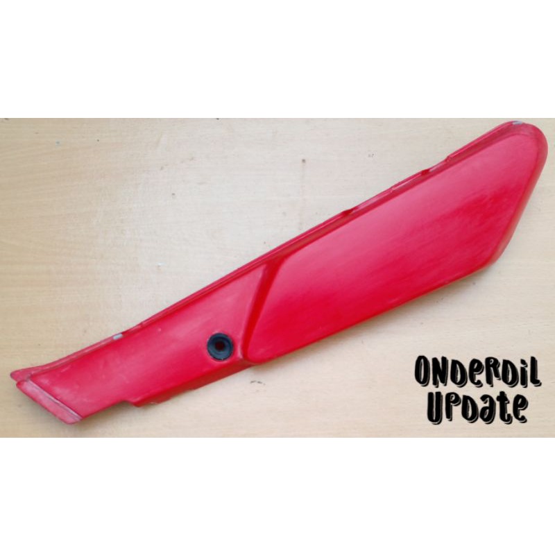 Tepong tutup aki motor Yamaha Alfa Merah Sebelah Kiri Original