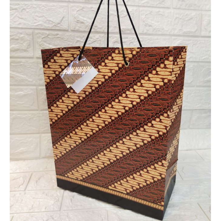 

Paper Bag Motif Batik Bahan mengkilap ukuran 33cm x 26.5 x 13.5 cm merek KIKI isi 10pcs