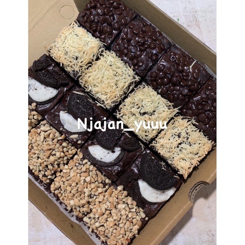 

Fudgy Brownies Large B / brownies panggang (20x20isi 16) Full Toping