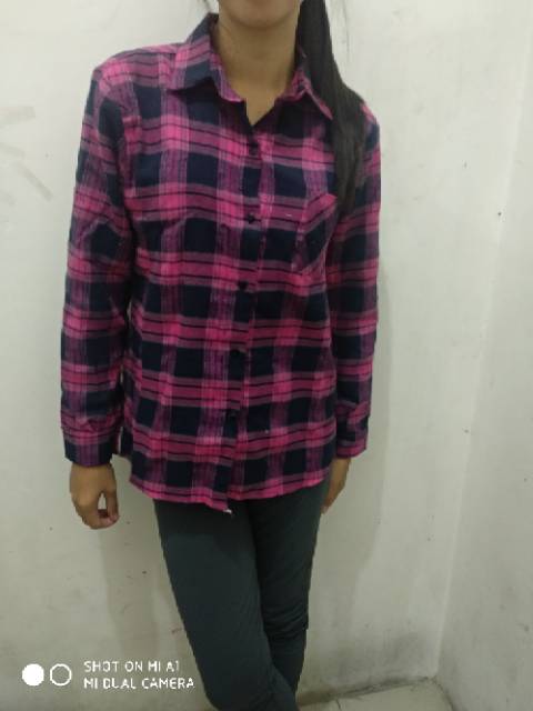 Kemeja panjang flannel wanita.