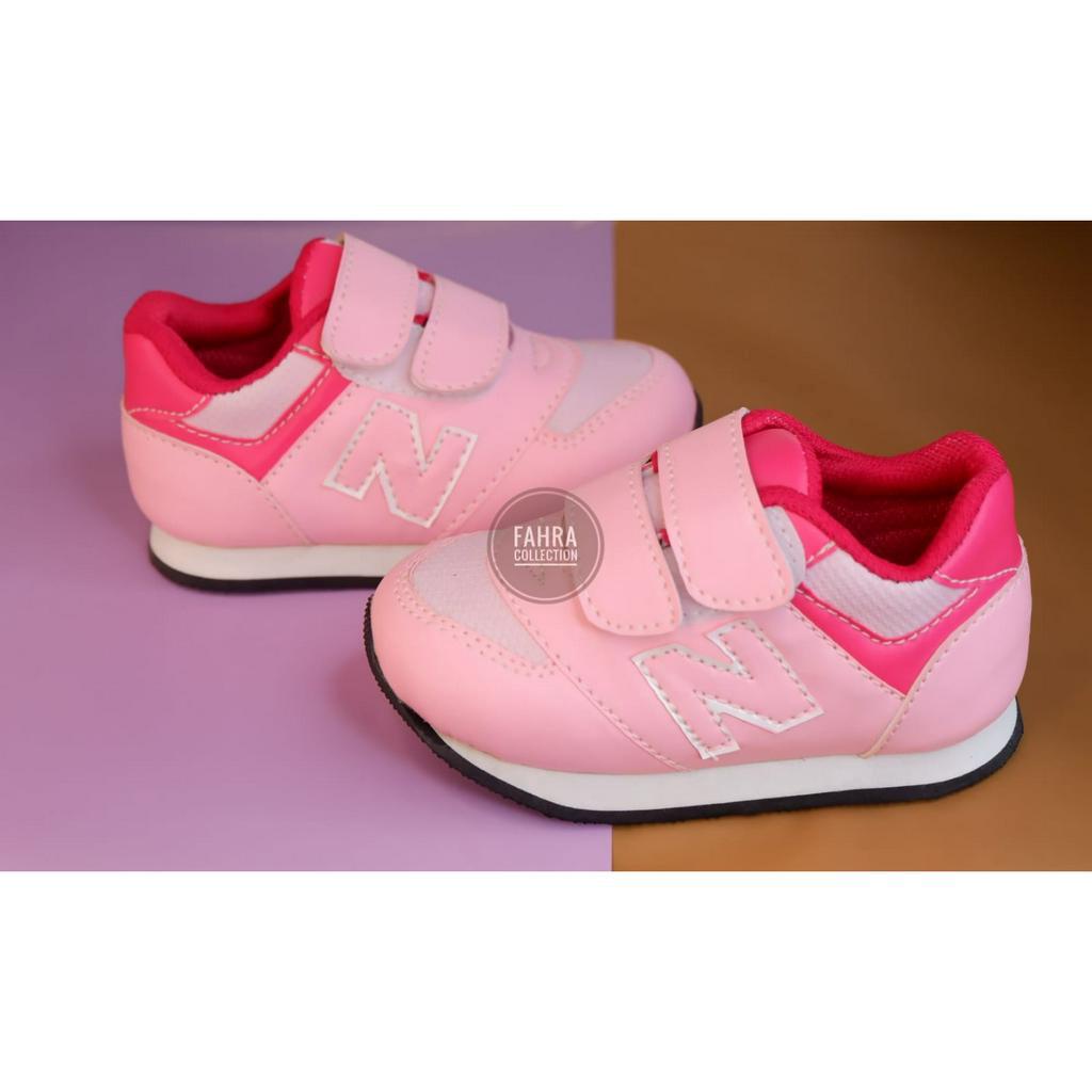 sepatu sneaker anak motif N warna pink