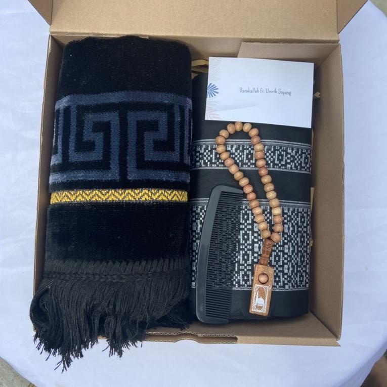 

Modis.. [SAJADAH SARUNG BLACK EDITION] HAMPERS LEBARAN / KADO COWOK / HAMPERS RAMADHAN / GIFTBOX SAJADAH AL QURAN TASBIH PARFUM 0V7