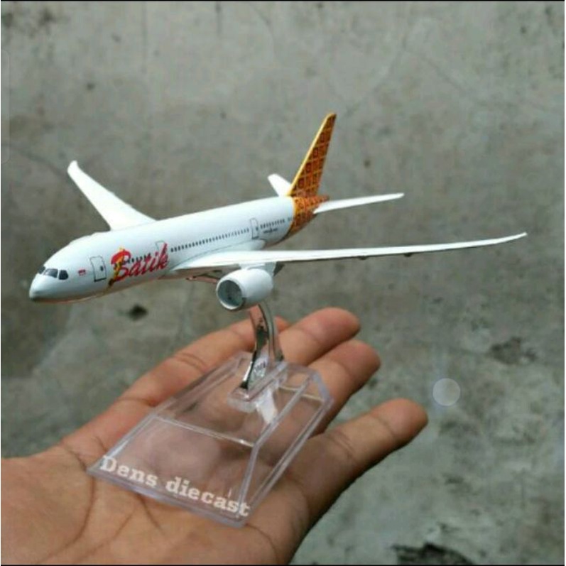 Miniatur pesawat batik B777-300