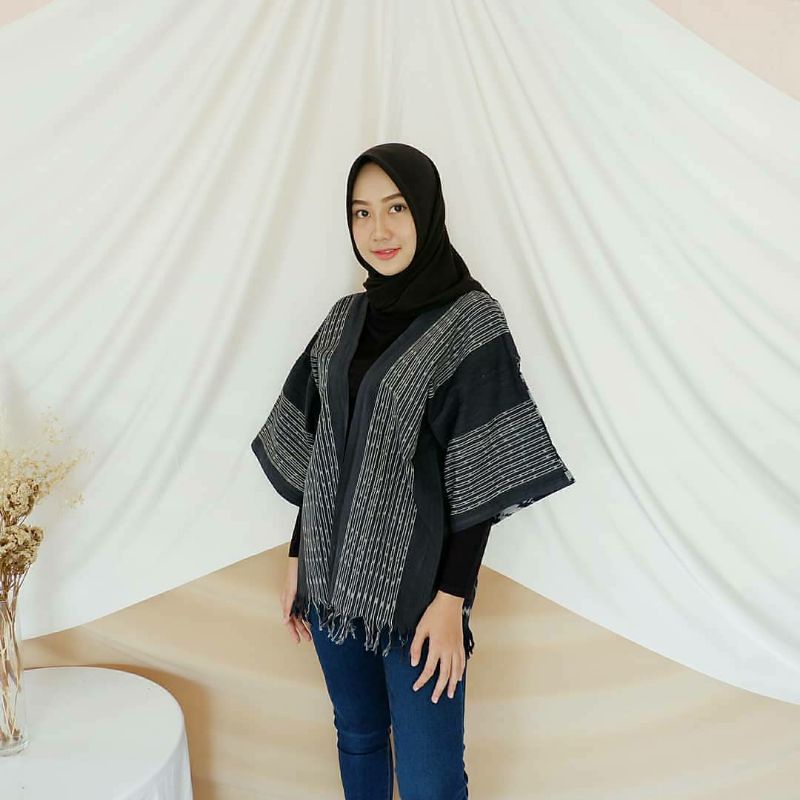 Outwear Tenun Batik Wanita Fashion Week terbaru