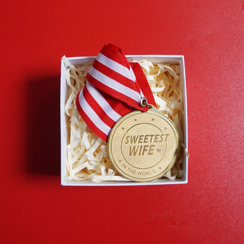 

Sweetest Wife Mini Gift Box Goodiebox Medali Kado Istri Pasangan