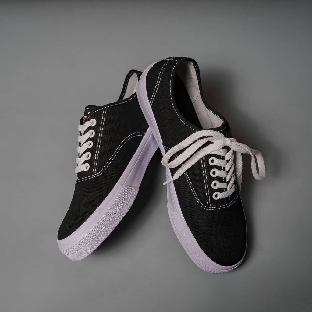 Sepatu johnson astro black white low original 100%  [ sepatu johnson ]